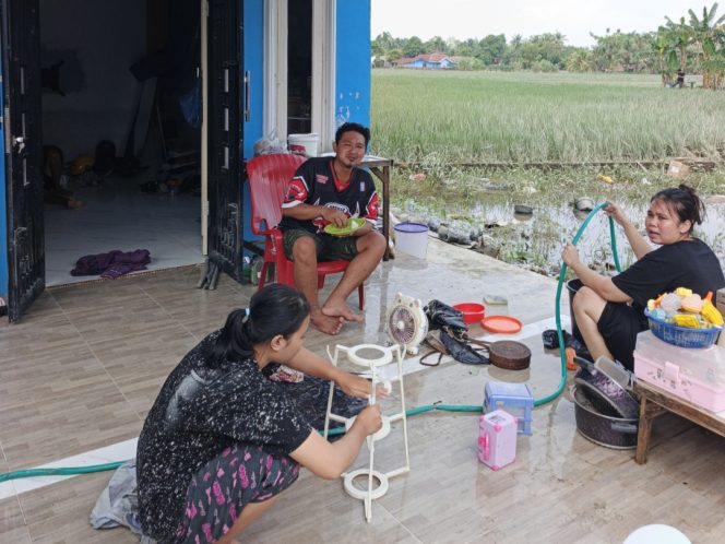 
					Banjir Belum Sepenuhnya Surut, Warga Bumi Purwo Terus Bersihkan Rumah: Air Sempat Sedada