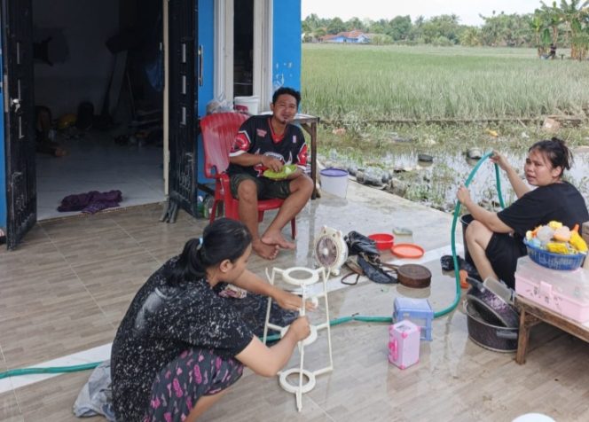 
					Banjir Belum Surut : Warga Bumi Purwo Bersihkan Rumah, Ratusan Unit Terdampak