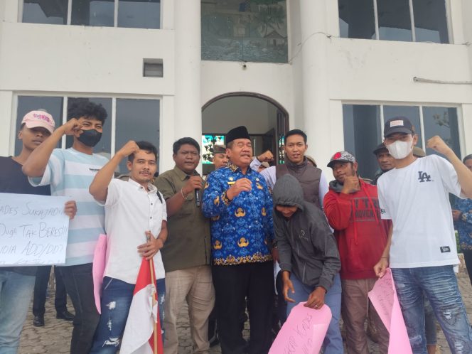 
					Aliansi LIB dan JARI Unjukrasa Ke Kantor Desa Air Putih,Warga Keluhkan Kinerja Kepala Desa