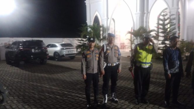 
					Sipropam Polres Batu Bara Lakukan Pengecekan Personel Pengamanan Gereja pada Malam Natal 2025.