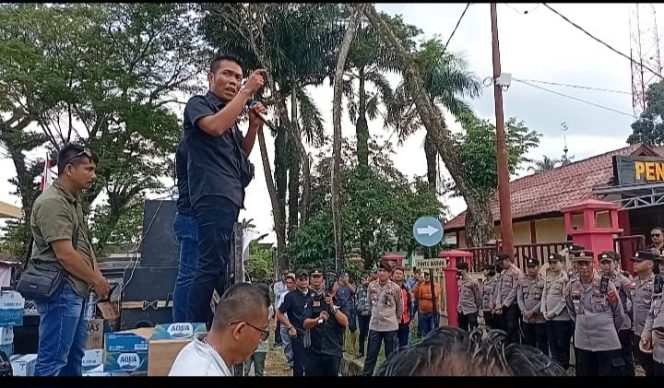 
					Helpin Zebua: Hak Rakyat Dirampas di Depan Mata Aparat, Negara Dipertanyakan