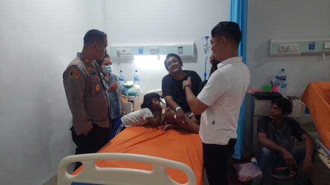 
					Kapolsek Lima Puluh AKP Salomo Sagala SH beserta Kanit Reskrim IPDA Wira Hidayat Jenguk Wartawan Yang Sedang Dirawat di Rumah Sakit Umum Bidadari