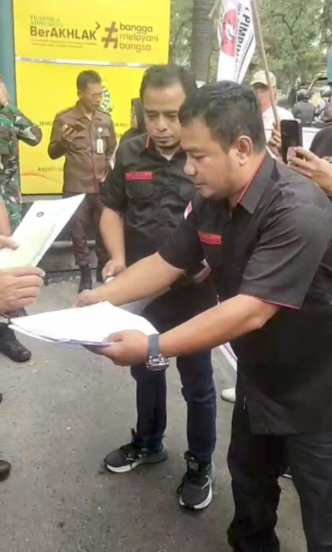 
					Jilid II : DPP LSM GERPPIN Kembali Geruduk Kantor Kejatisu Minta Kajatisu Mengevaluasi Kasi Pidsus dan Kasi Pidum Kejaksaan Negeri Asahan
