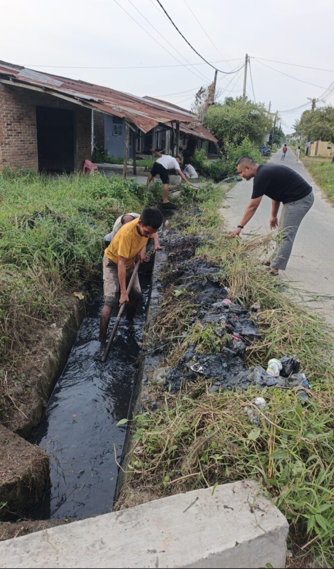 
					WARGA BUMI PURWO KECEWA, PARIT TAK KUNJUNG DIBERSIHKAN MESKI SUDAH 2 BULAN DIKELUHKAN